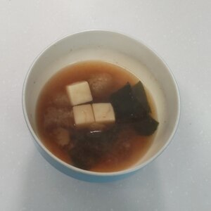 豆腐と生わかめと油揚げの味噌汁